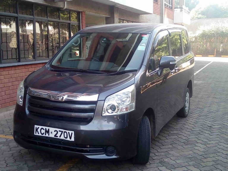 Toyota-Noah-min-768x576